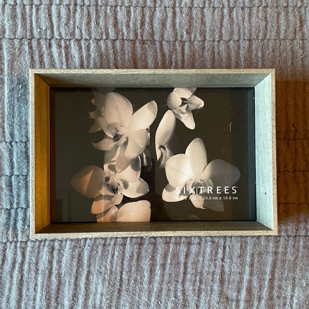 Freestanding Gray Wood 4x6” Tabletop Picture Frame